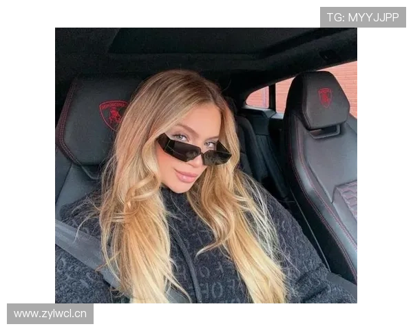 结婚了？18岁皇马前锋恩德里克晒和女友合照，无名指戴着戒指