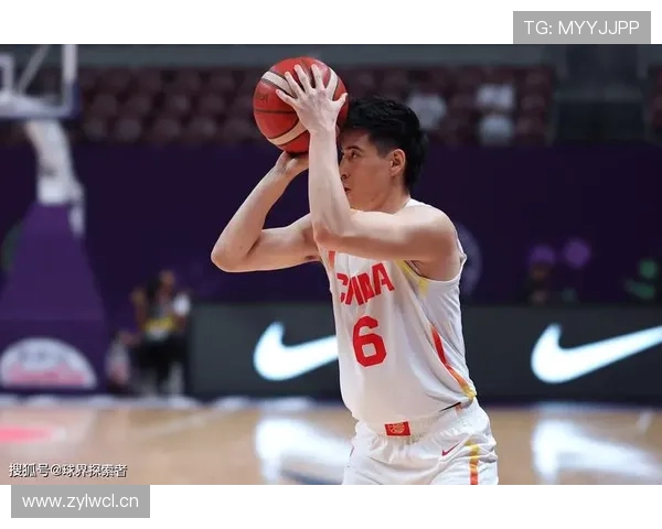 程帅澎头颈撞篮架赛后就医